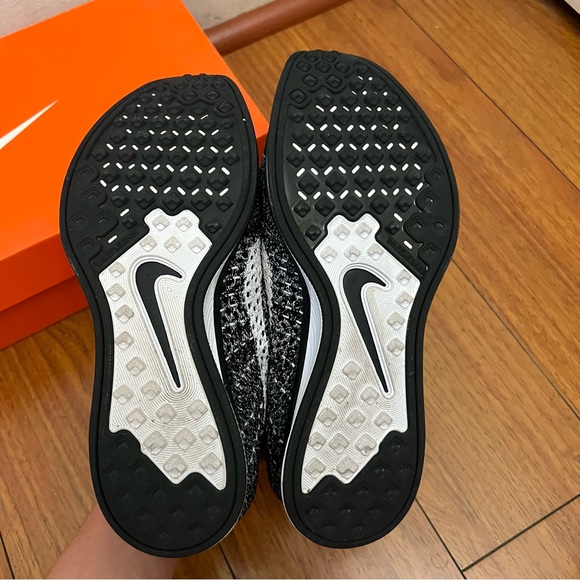 Nike Flyknit Racers Oreo Size 6 - Picture 3 of 5